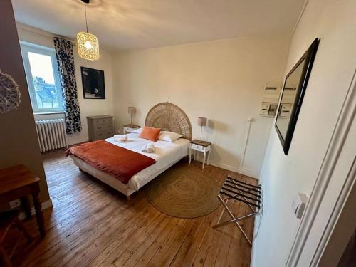 une chambre avec un lit et un parquet dans l'établissement La Passion - 3 personnes - Gare - BCLA, au Mans