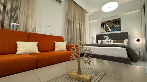 - un salon avec un canapé et un lit dans l'établissement breath studio, à Giannitsá