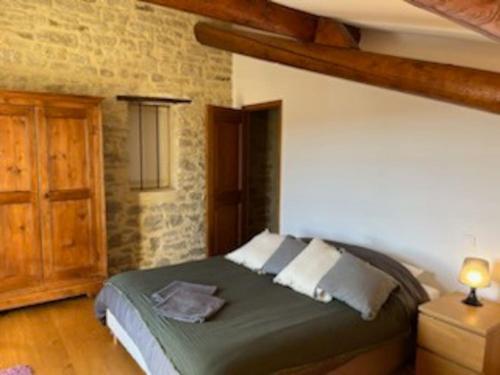een slaapkamer met een bed in een kamer bij Mas Ventoux et Vignes 6 adultes + 3 enfants in Mazan