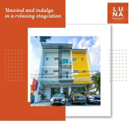 ein Gebäude mit auf einem Parkplatz geparkten Autos in der Unterkunft Luna Prime Hub And Inn in Olongapo