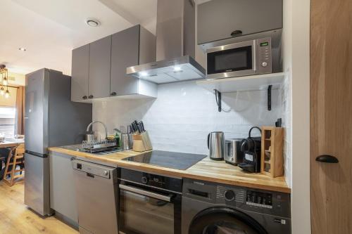 La cuisine est équipée d'un lave-vaisselle et d'un four micro-ondes. dans l'établissement Charmant Appartement Antibes, à Antibes