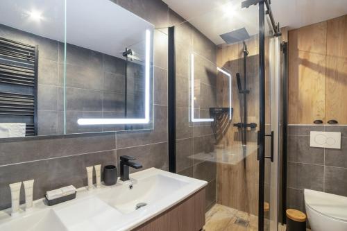 une salle de bain avec un lavabo, une douche et des toilettes dans l'établissement Charmant Appartement Antibes, à Antibes