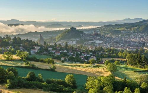 - Vistas a la ciudad desde las colinas en Le Velo Rouge, en Le Puy en Velay