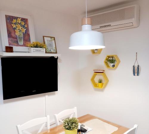 TV a/nebo společenská místnost v ubytování Apartment Megi in Supetar historical core