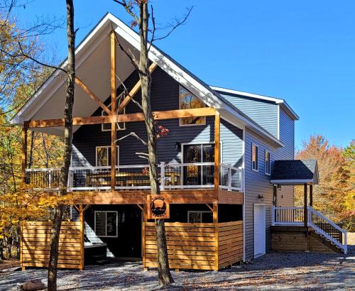 una casa con un porche envolvente con una cubierta envolvente en Timber Top Terrace - Huge Luxury 6 BR - Sleeps 16 Linens and Towels Included, en Albrightsville