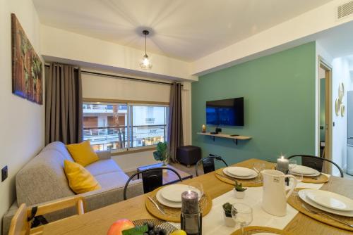 un salon avec une table et un canapé dans l'établissement Charmant pour 6 au Cœur d'Antibes, à Antibes