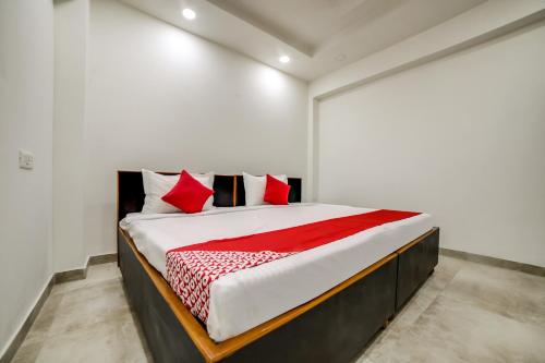 Een bed of bedden in een kamer bij OYO Bhera Residency Near Peera Garhi Metro Station
