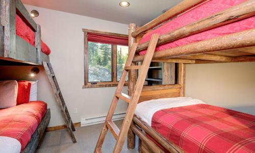 Двухъярусная кровать или двухъярусные кровати в номере ML Grey Moose Lodge