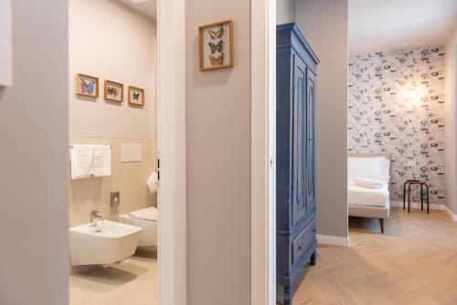 得利雅斯特的住宿－CASA PEPE ROOMS & APARTMENTS，一间带蓝色橱柜和水槽的浴室