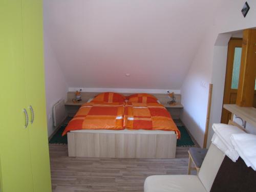 1 dormitorio con 1 cama con 2 sábanas de color naranja en Apartma Zo-Vi Bled, en Bled