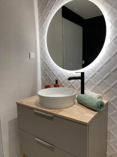 une salle de bain avec un lavabo blanc et un miroir dans l'établissement La Mansarde, à La Chapelle-aux-Bois