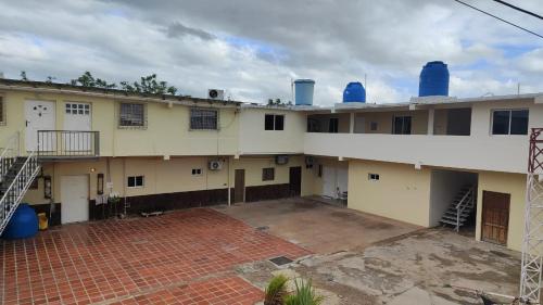 budynek z niebieskimi kopułami na górze w obiekcie Doña Elena w mieście Punto Fijo