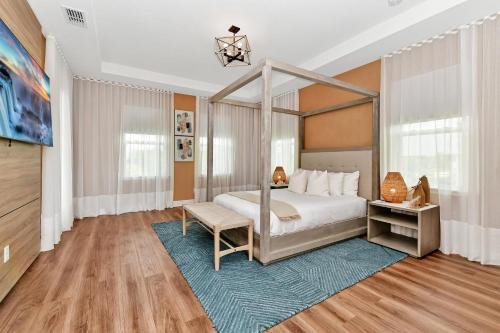 - une chambre avec un lit à baldaquin et un tapis bleu dans l'établissement Exclusive Resort- House Sleeps 18. 1117, à Kissimmee
