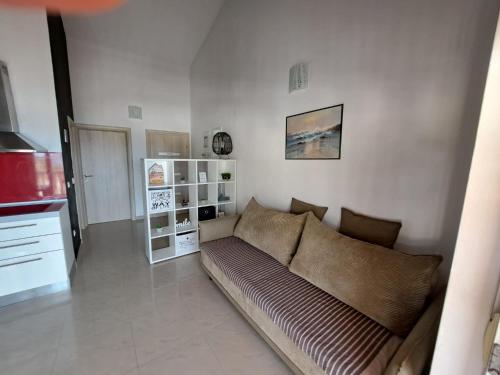 ein Wohnzimmer mit einem Sofa und einer Küche in der Unterkunft Apartmani Zoran in Drage