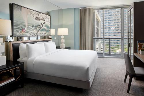 Uma cama ou camas num quarto em W Miami