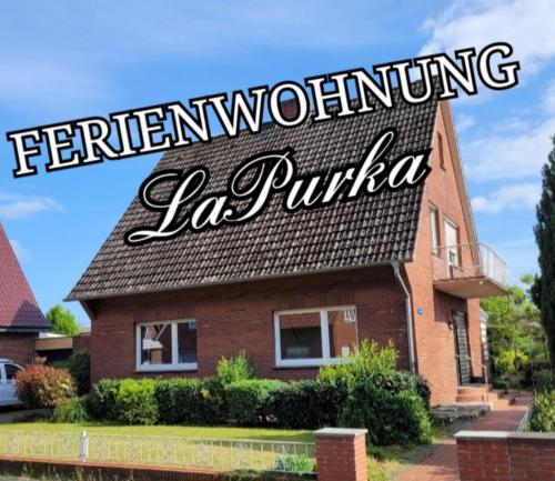 una casa con un cartel encima en LaPurka ll Home, en Nordhorn