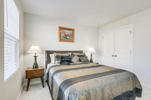 ein weißes Schlafzimmer mit einem großen Bett mit zwei Lampen in der Unterkunft Clayton Townhome about 13 Mi to Downtown Raleigh! in Garner