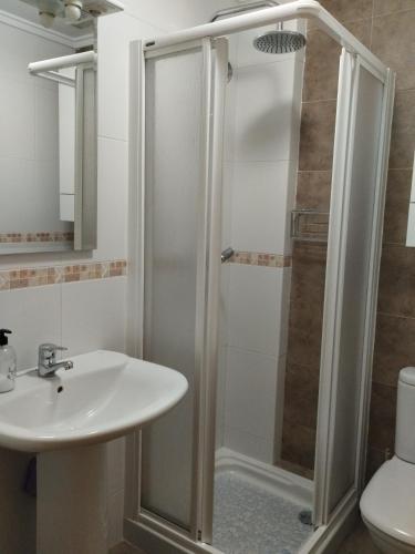 a bathroom with a shower and a sink at karluchi a Mariña 2 Barreiros in Barreiros