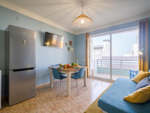 - une cuisine et une salle à manger avec une table et un canapé dans l'établissement Casita Canaria First Line Terrace y Seaside View, à Las Palmas de Gran Canaria