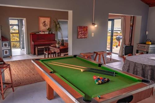sala de estar con mesa de billar verde en Edible Shores, en Pringle Bay