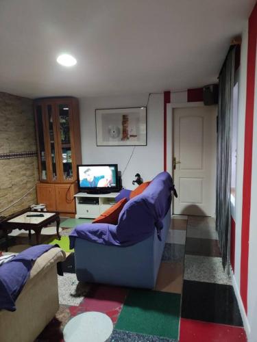 a living room with a couch and a tv at One bedroom house at Las Ventas Con Pena Aguilera in Ventas con Peña Aguilera