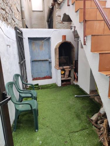 un patio con una silla verde en un edificio en One bedroom house at Las Ventas Con Pena Aguilera, en Ventas con Peña Aguilera