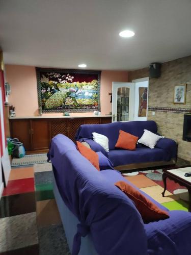una sala de estar con un sofá azul en una habitación en One bedroom house at Las Ventas Con Pena Aguilera, en Ventas con Peña Aguilera