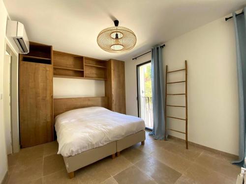 a bedroom with a bed and a window at Villa de 4 chambres avec piscine privee terrasse et wifi a Malaucene in Malaucène