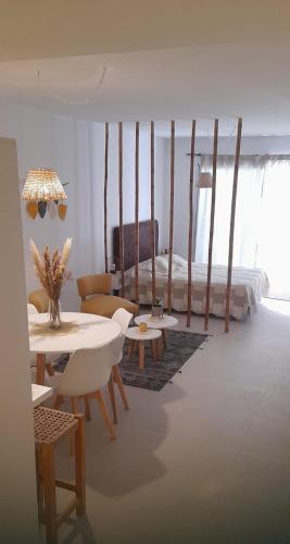 ein Wohnzimmer mit einem Bett, einem Tisch und Stühlen in der Unterkunft Departamento hermoso en Almagro in Buenos Aires
