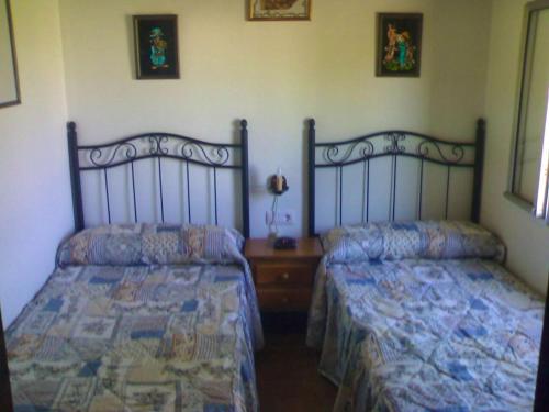 um quarto com 2 camas individuais e uma mesa de cabeceira em 2 bedrooms property at Sanlucar de Barrameda 2 km away from the beach em Sanlúcar de Barrameda