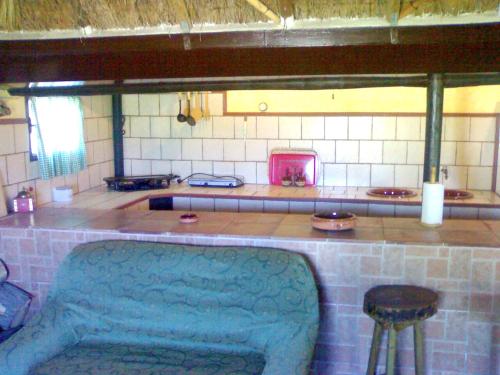 uma cozinha com um fogão e uma bancada em 2 bedrooms property at Sanlucar de Barrameda 2 km away from the beach em Sanlúcar de Barrameda