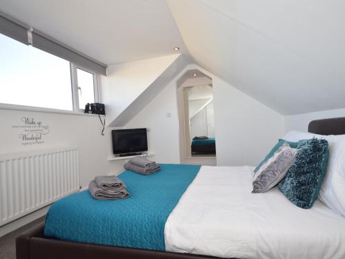 a bedroom with a bed with towels on it at 4 Bed in Appledore 55573 in Appledore