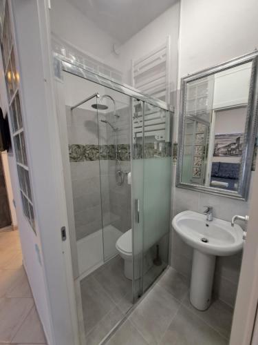 ミラノにあるB&B Apartment San Siro Stadio 132のシャワー、トイレ、洗面台を備えたバスルーム