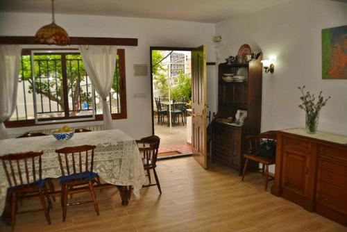 cocina y comedor con mesa y sillas en 5 bedrooms chalet with terrace and wifi at Altura, en Altura