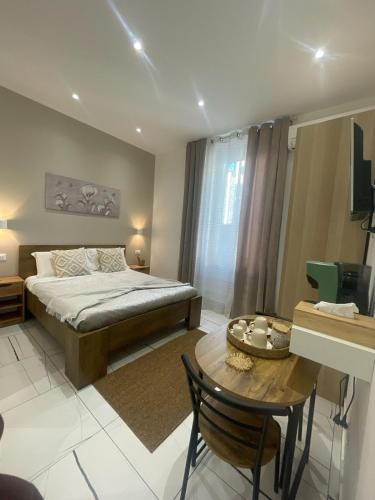 um quarto com uma cama e uma mesa em Laura Rooms em La Spezia