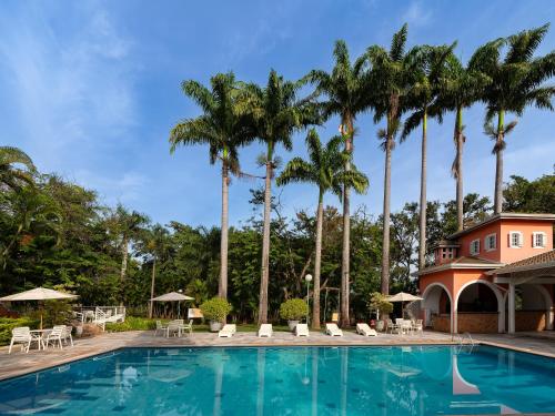 Der Swimmingpool an oder in der Nähe von Carlton Suítes Limeira