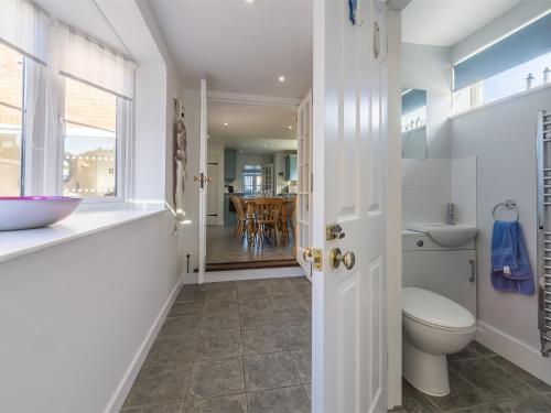ein Bad mit einem WC, einem Waschbecken und einem Fenster in der Unterkunft 3 bed property in Weybourne Norfolk KT069 in Weybourne
