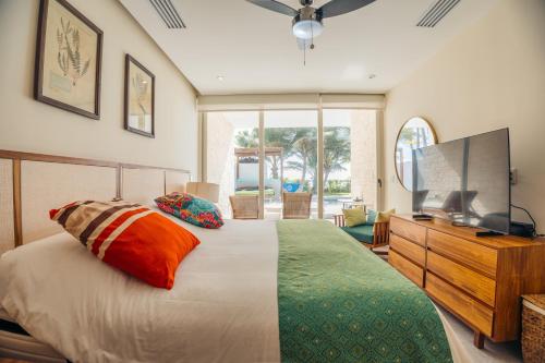 Postel nebo postele na pokoji v ubytování Beachfront Apartment Coral Vista