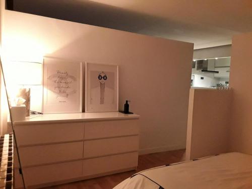 een slaapkamer met een dressoir met tekeningen erop bij One bedroom property with wifi at Zaragoza in Zaragoza