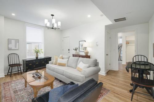 una sala de estar con un sofá y una mesa en Silverwood Serenity: Large 2b 2b with Parking, en Filadelfia