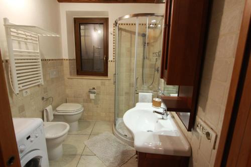 a bathroom with a sink and a shower and a toilet at Il Cottage di Stella incantevole appartamento in SantʼOreste