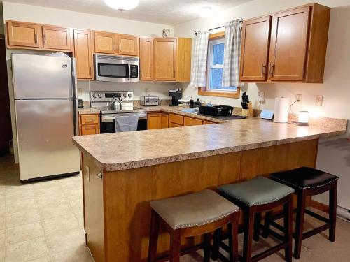 Kuchyň nebo kuchyňský kout v ubytování Three Pines Chalet- Pocono Lake PA Arrowhead Lakes