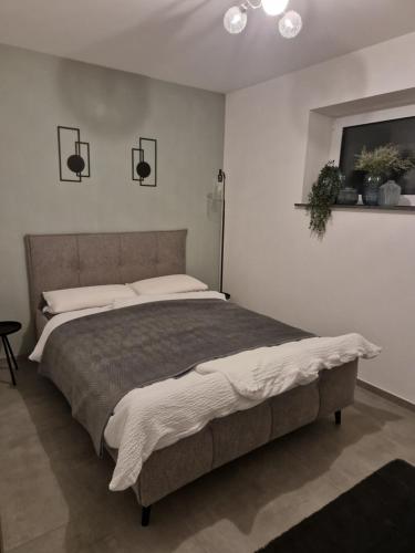 ein Schlafzimmer mit einem großen Bett in einem Zimmer in der Unterkunft FeWo Mösle in Lautrach