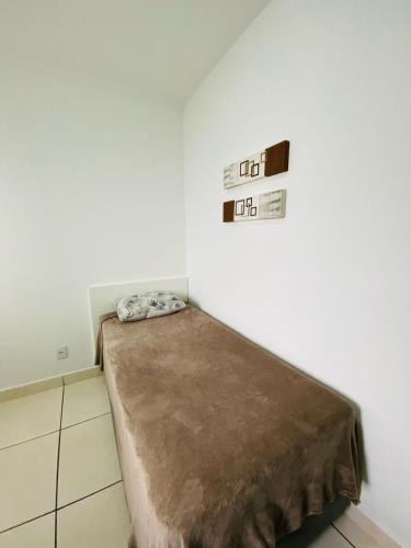 un letto in una stanza con un cartello sul muro di DuPai 8 Sorocaba a Sorocaba