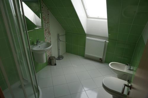 A bathroom at Domek Šumava