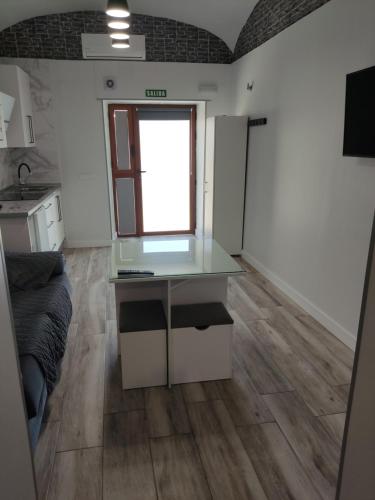 a room with a desk and a window in it at Apartamento turístico San Andrés in Badajoz