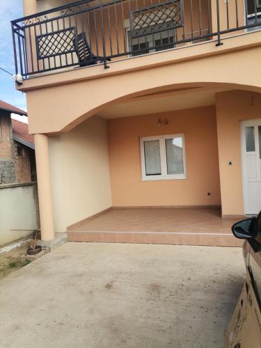 a balcony on the side of a house at Apartman EMANA in Veternik