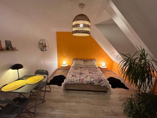 um quarto com uma cama, uma mesa e cadeiras em Chambre mont saint Michel em Huisnes-sur-Mer