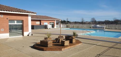 a house with a swimming pool and a house at Le Canal Wi-Fi Parking Jardin Piscine 15 mn de Béziers in Colombiers