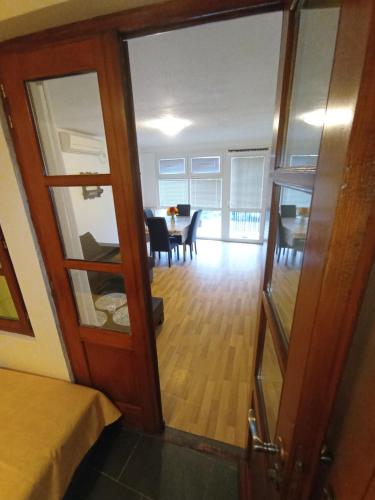 uma porta que leva a uma sala de jantar com uma mesa em Apartments Villa Marta - Begovic em Kotor